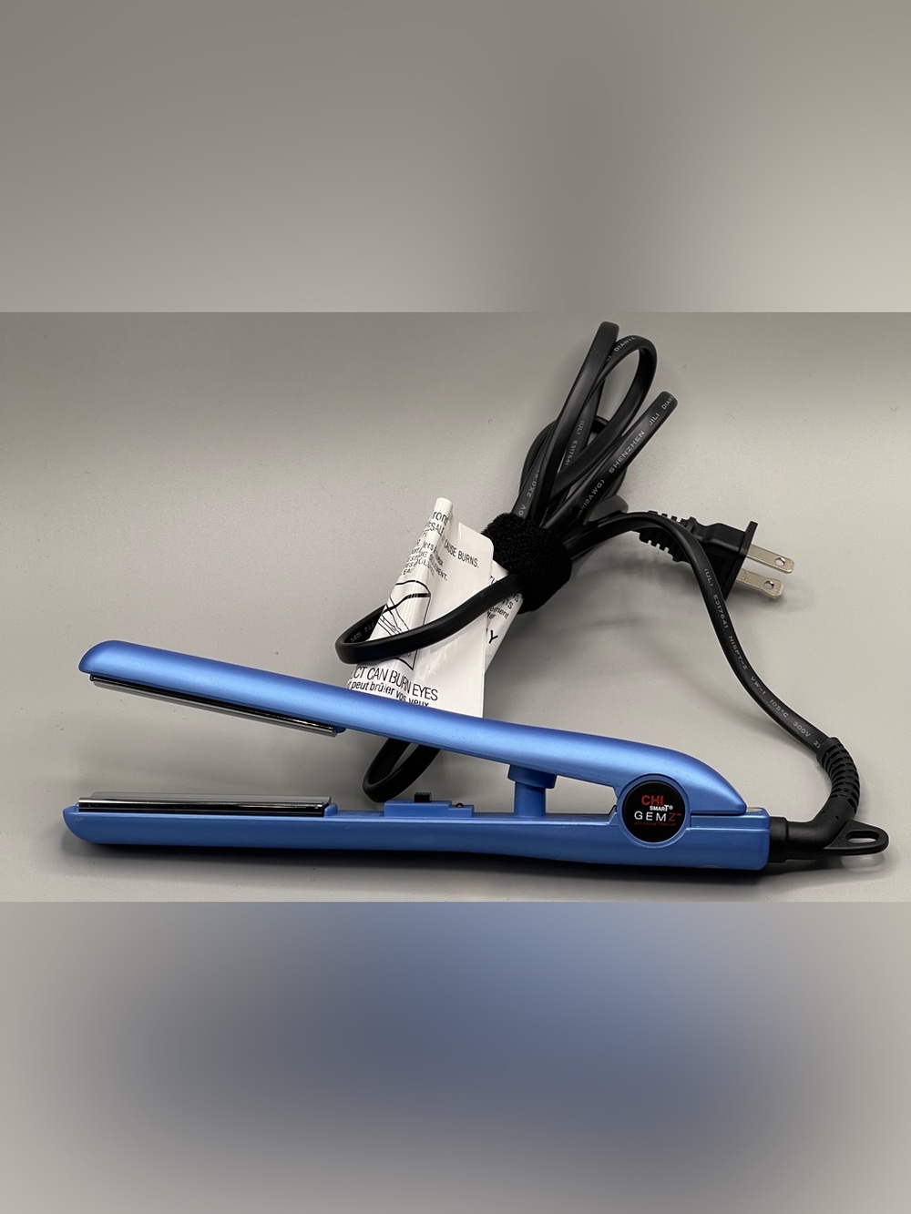 Get Salon quality results anywhere you go! This new lightweight flat iron combin